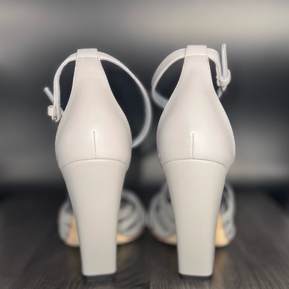 💰⬇️ BURBERRY
Grey Leather Split toe-Thong Heel US 7 - Picture 4 of 11